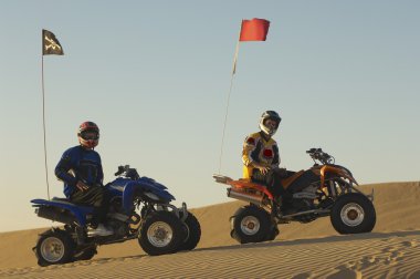 Quad bisiklet üzerinde oturan adam