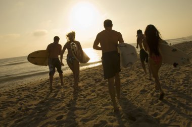 Sahilde yürüyüş surfers