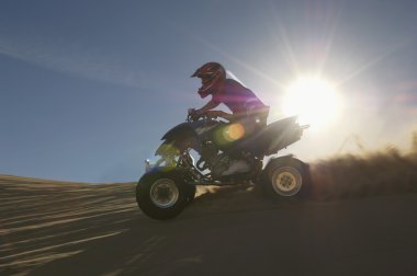 genç adam sürme quadbike