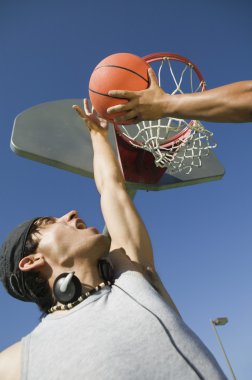 Basketbol oynayan iki adam.