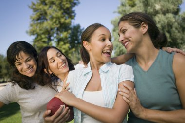 vrouwen spelen voetbal in park