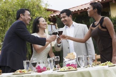 şarap bahçe içinde toasting arkadaşlar