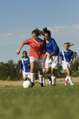 futbol oynayan kızlar