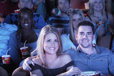 insanlar tiyatroda film seyrederken