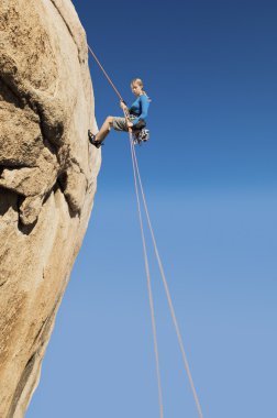 Cliff üzerinde rappelling kadın