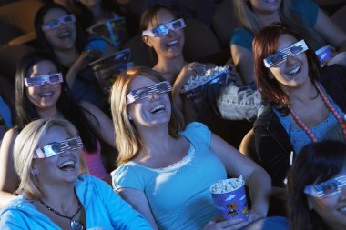 3D film izlerken kadın