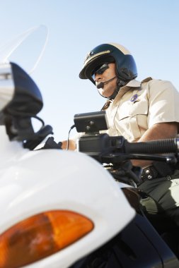 motosiklet üzerinde oturan polis memuru