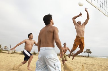 Erkekler Voleybol oynarken