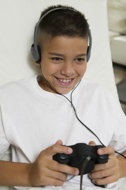 Video oyunu oynayan çocuk