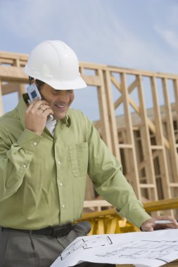 cep telefonu ile inşaat işçisi