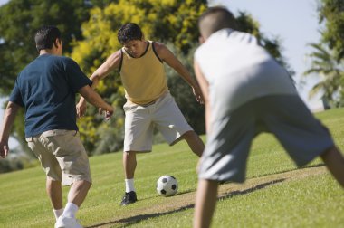 futbol oynarken erkekler