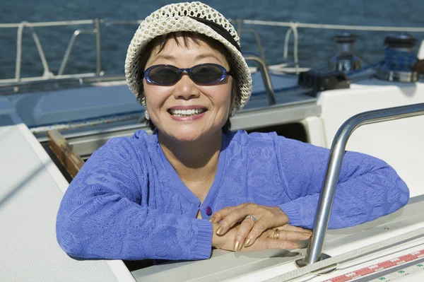 Žena nosí sluneční brýle na plachetnici — Stock fotografie