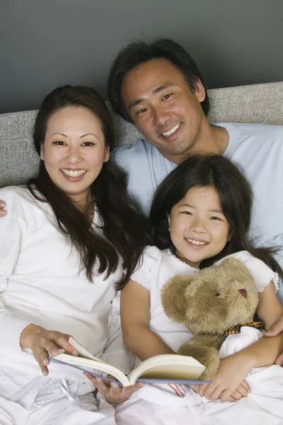 Family Reading in Bed — Stock Photo, Image