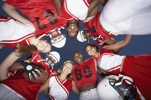 Jugadores de fútbol en Huddle — Foto de Stock