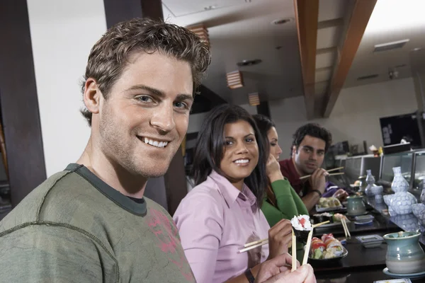 Persone che mangiano sushi — Foto Stock