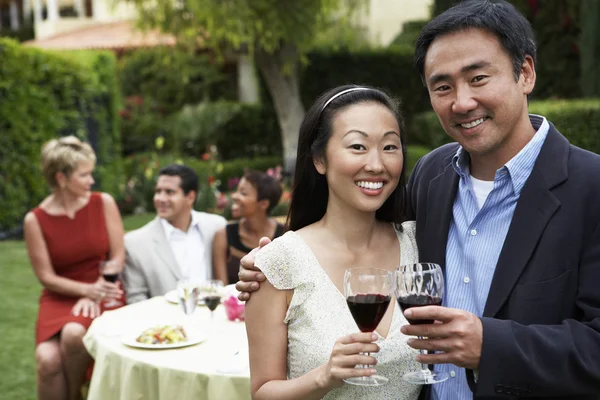 Paar stößt auf Wein an — Stockfoto