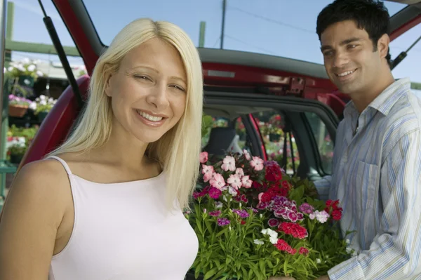 Couple Loading Plants Into Minivan — Stock Photo, Image