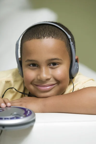 Jongen luisteren cd-speler — Stockfoto