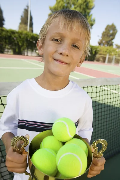 Pojken håller tennis trophy — Stockfoto