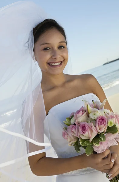 Sposa con bouquet sulla spiaggia — Foto Stock