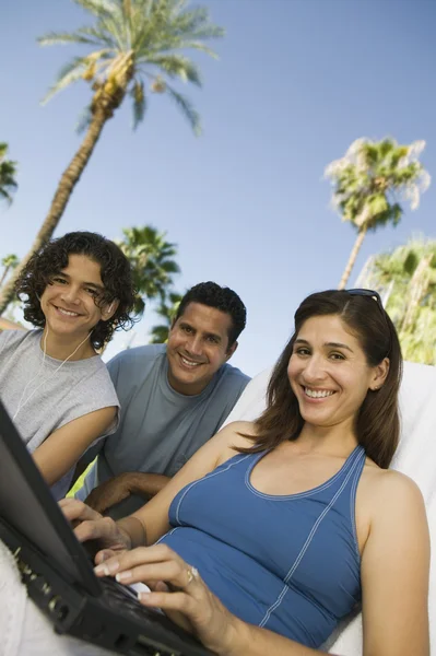 Mujer con hijo y marido — Foto de Stock