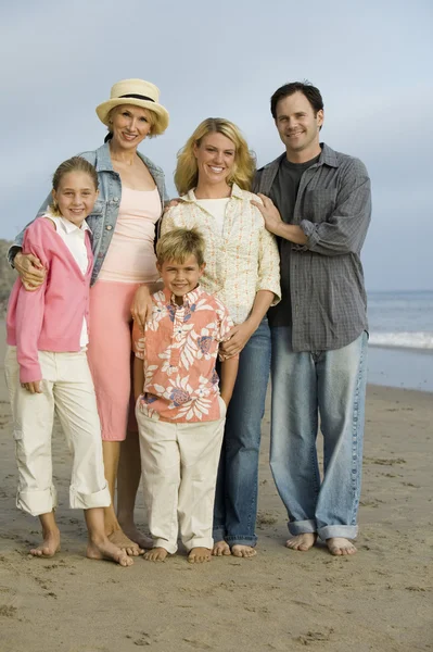 Сім'я разом на пляжі — стокове фото