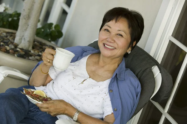 Frau trinkt Tee — Stockfoto