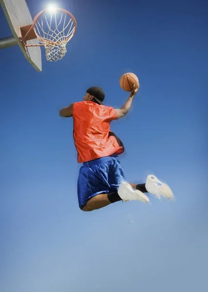 Muž dunking basketbal — Stock fotografie