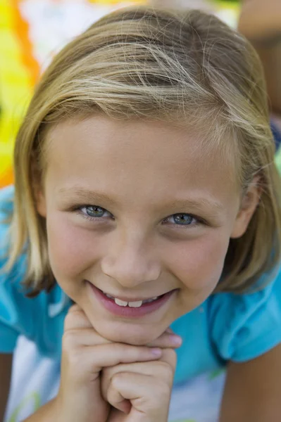 Lächelnde Mädchen — Stockfoto