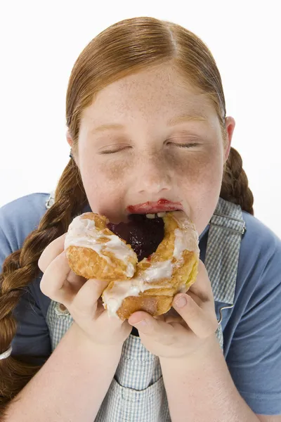 Chica con sobrepeso comiendo pastelería — Foto de Stock