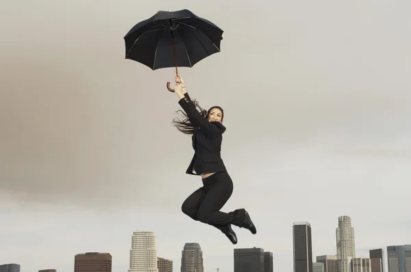 Bir şemsiye ile iş kadını — Stok fotoğraf