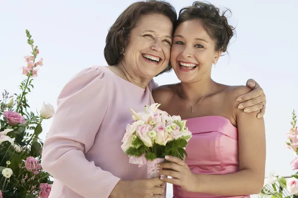 Mãe e noiva com buquê — Fotografia de Stock