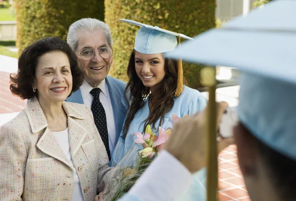 Graduados y abuelos — Foto de Stock