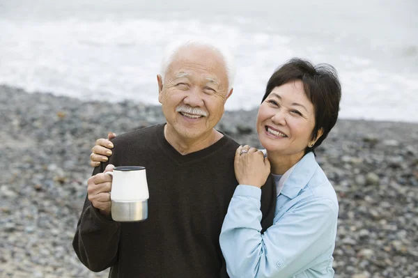 Milující starší pár na pláži — Stock fotografie