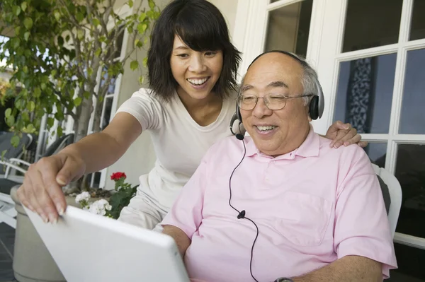 Daughter and senior father using laptop — Stock Photo, Image