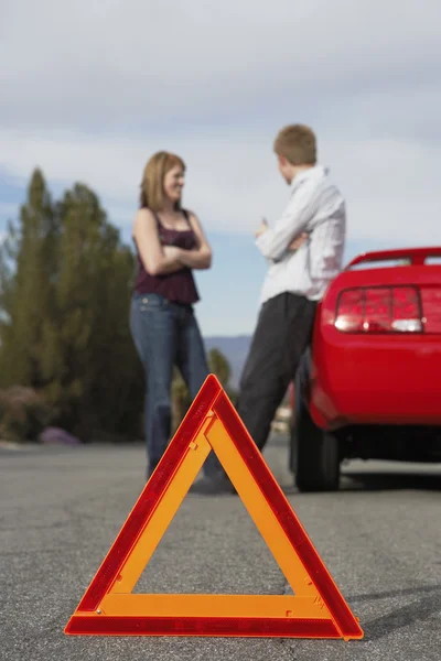 Motorists standing by broken down car — Stock Photo, Image