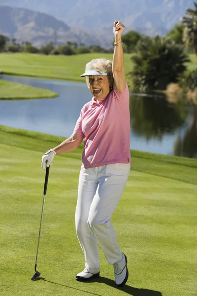 Frau gestikuliert auf Golfplatz — Stockfoto