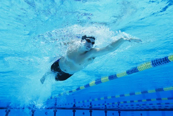 Homme nageant dans la piscine — Photo