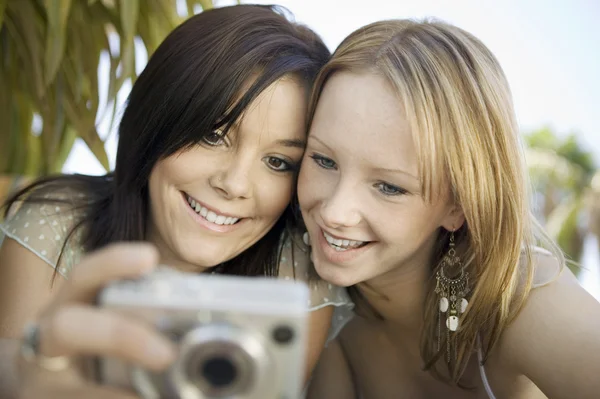 Vrouwen kijken naar foto 's — Stockfoto