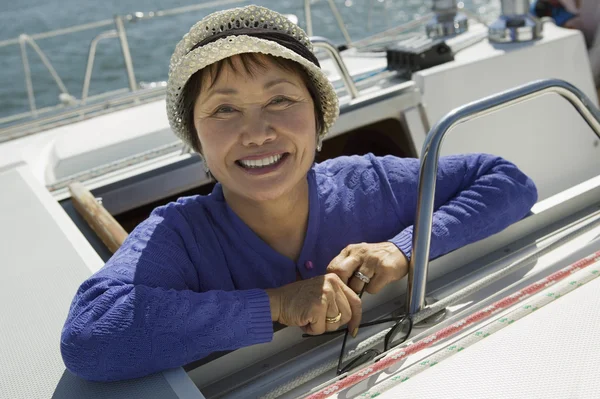 Vrouw op zeilboot — Stockfoto