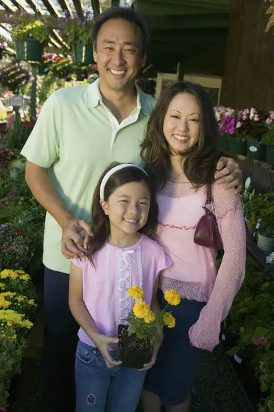 Familie kauft Pflanzen ein — Stockfoto