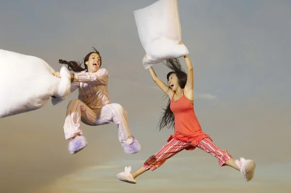 Yastık savaşı yapan kadınlar — Stok fotoğraf