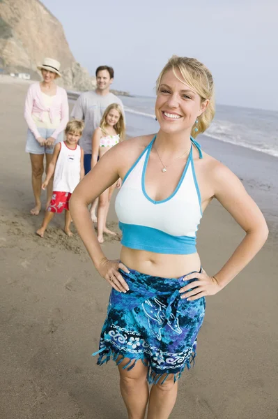 Frau am Strand mit Familie — Stockfoto