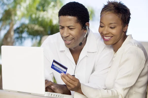 Couple Buying Online — Stock Photo, Image