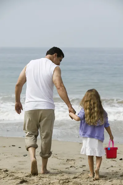 Vater und Tochter spazieren am Strand — Stockfoto