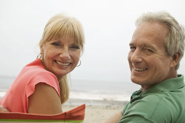 Couple d'âge moyen à la plage — Photo