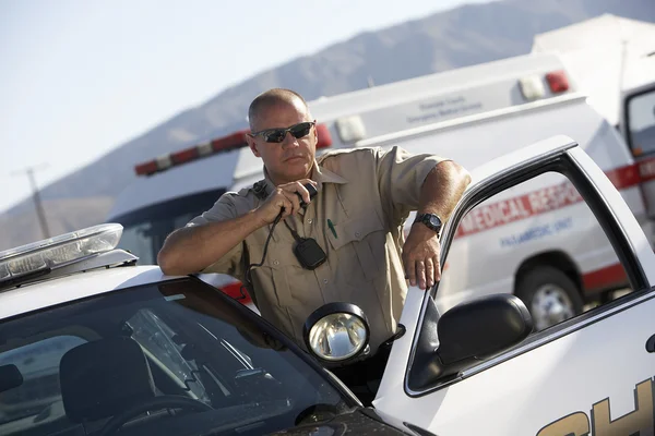 Офицер полиции использует двухстороннее радио — стоковое фото