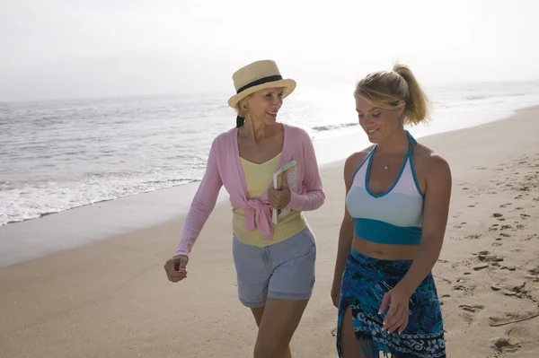 Matka a dcera, chůze na pláž — Stock fotografie