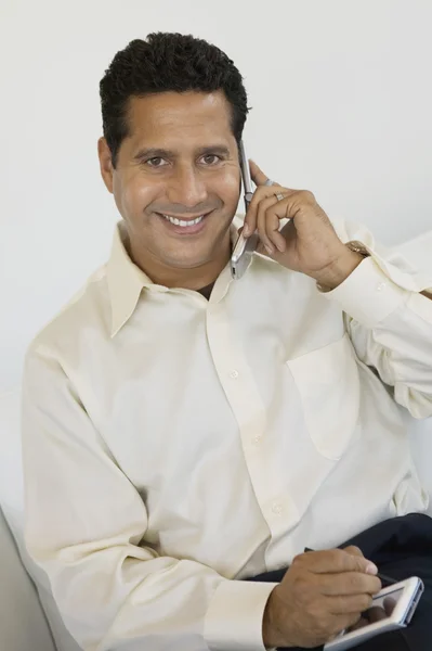 Affärsmannen med handdator och mobiltelefon — Stockfoto