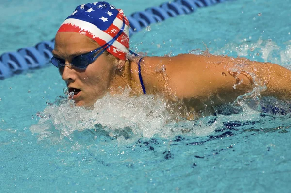 Frau schwimmt Schmetterlingsschlag — Stockfoto